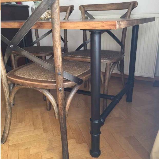 Esta mesa está hecha a partir de tuberías de hierro galvanizado ; la Esta mesa está hecha a partir de tuberías de hierro galvanizado ; la