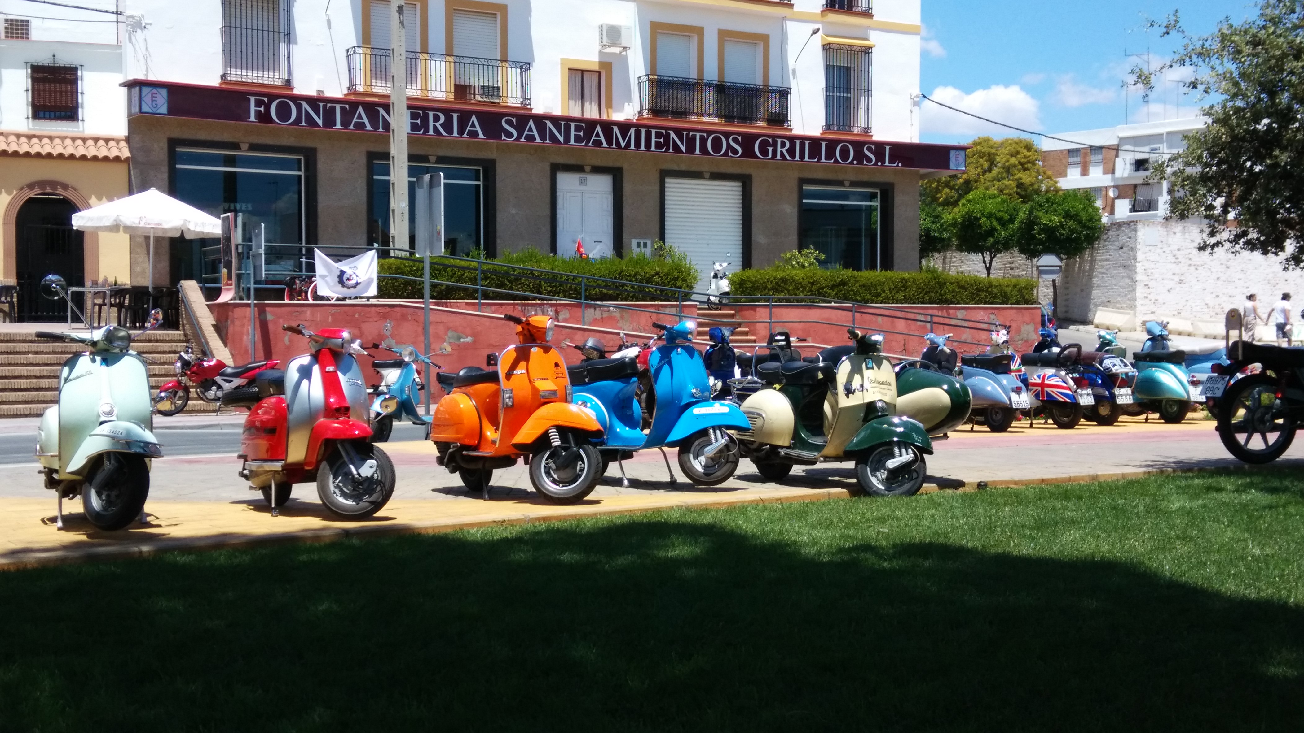 Fachada principal de nuestra tienda en Av de Lepanto, 17 de Mairena del Alcor. Sevilla